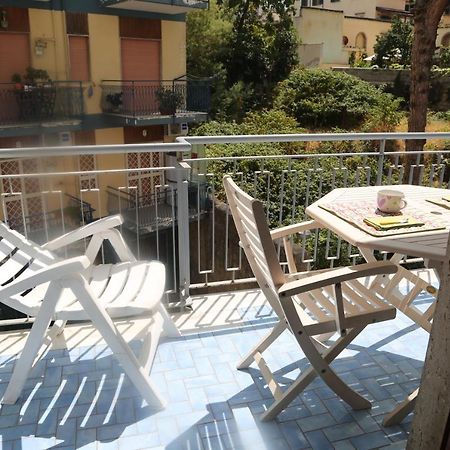 Stanza In Appartamento Napoli Exterior foto