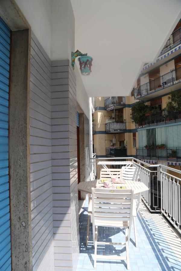 Stanza In Appartamento Napoli Exterior foto