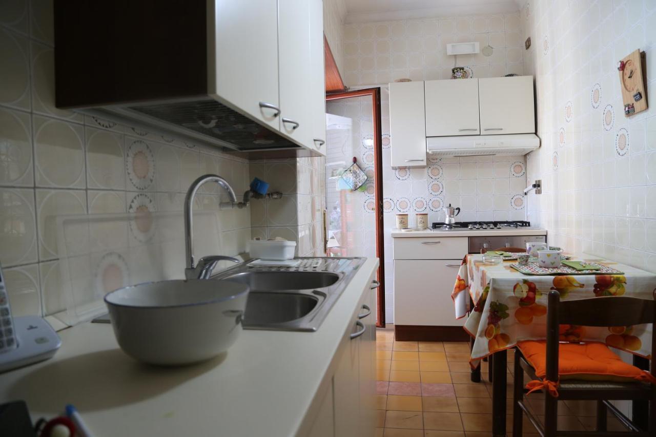 Stanza In Appartamento Napoli Exterior foto